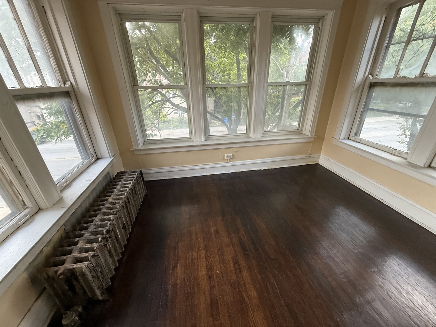 6911 S Jeffery Boulevard, Chicago, IL 60649