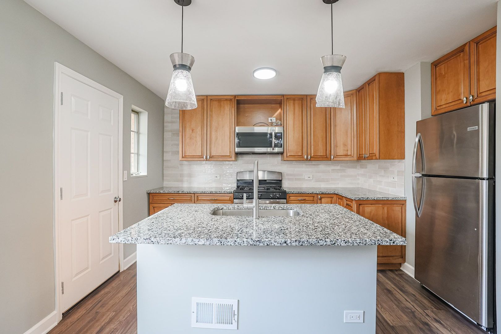 746 Walnut Street #2E, Waukegan, IL 60085