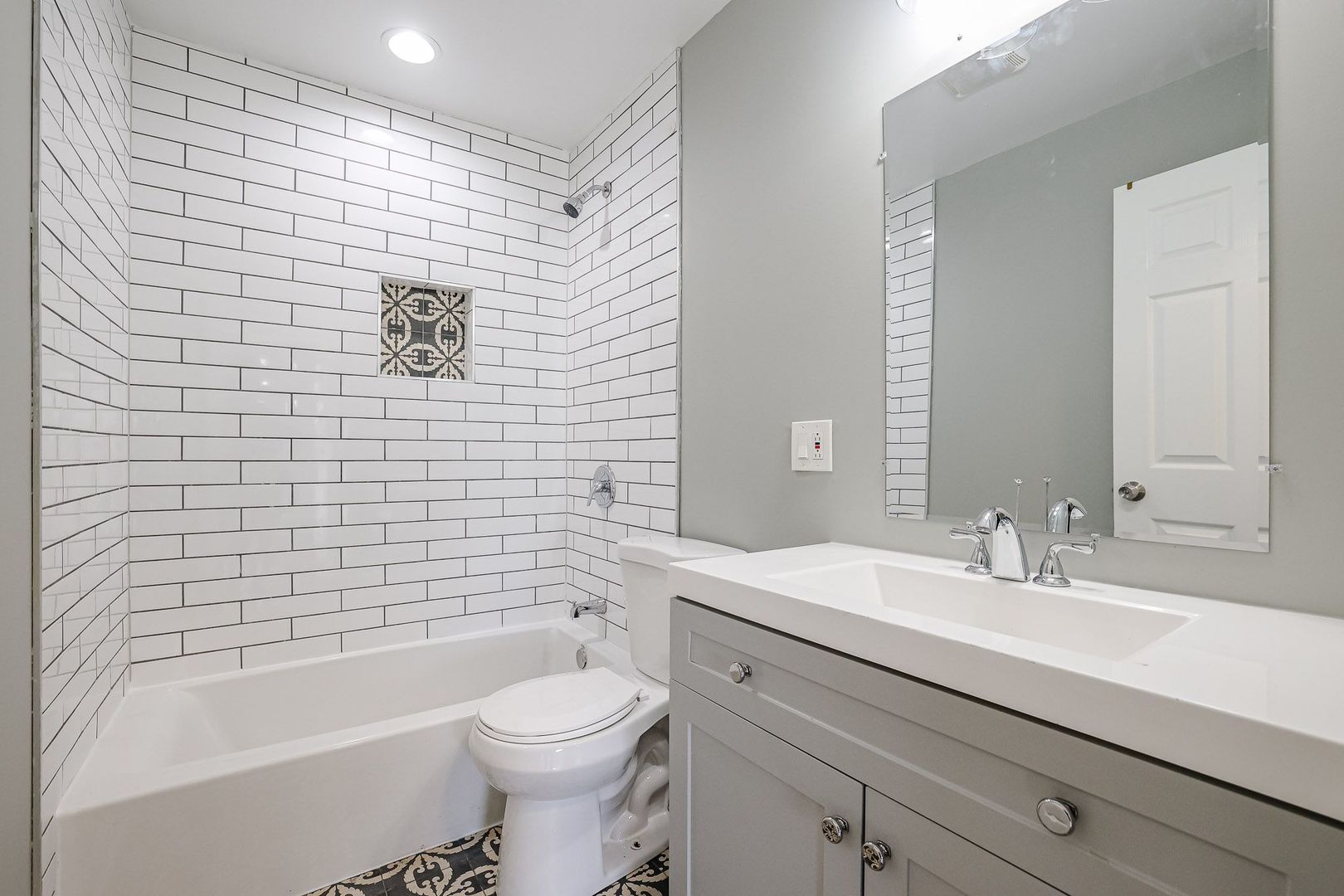 746 Walnut Street #2E, Waukegan, IL 60085