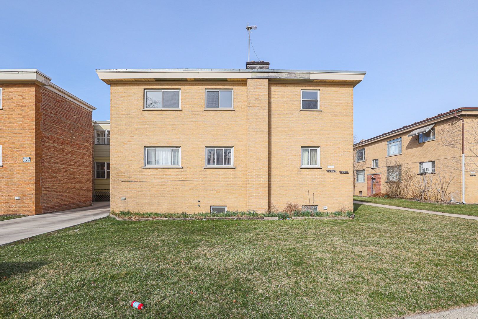 746 Walnut Street #2E, Waukegan, IL 60085
