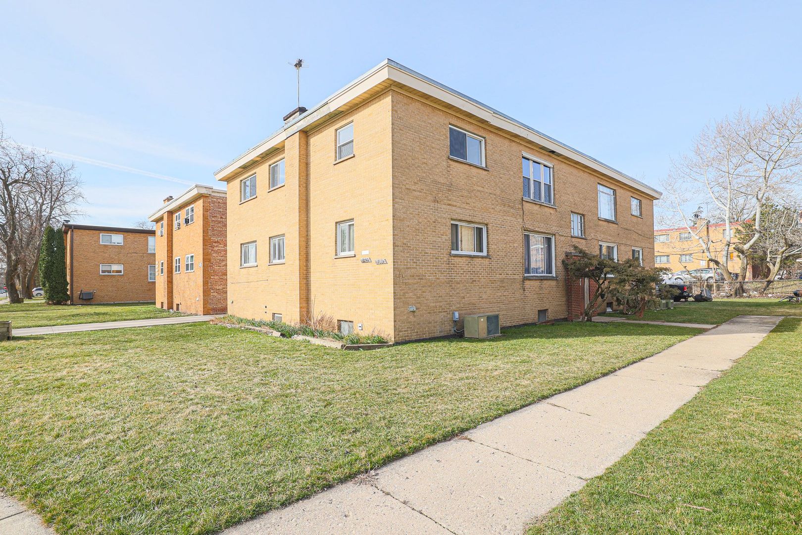 746 Walnut Street #2E, Waukegan, IL 60085