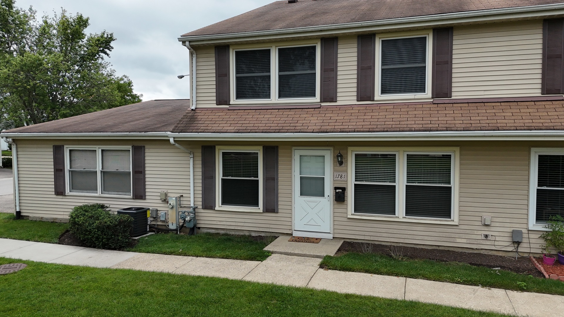 1781 QUEENSBURY Circle, Hoffman Estates, IL 60169