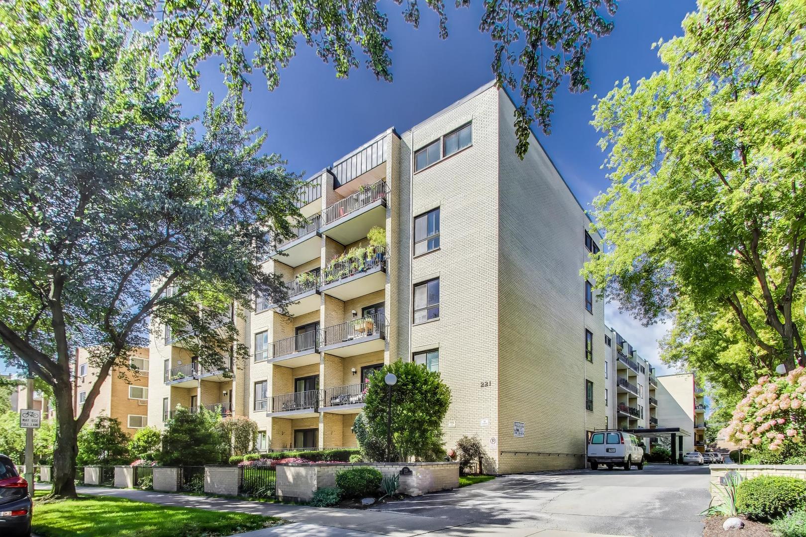 221 N KENILWORTH Avenue #105, Oak Park, IL 60302
