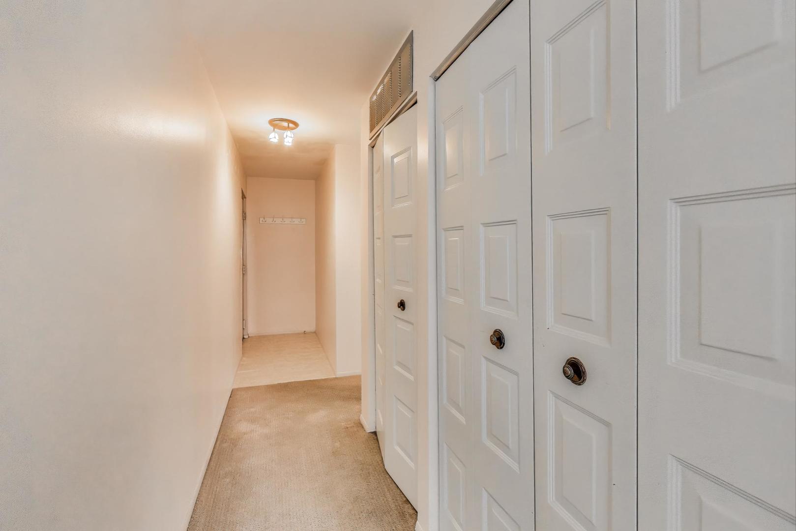 221 N KENILWORTH Avenue #105, Oak Park, IL 60302