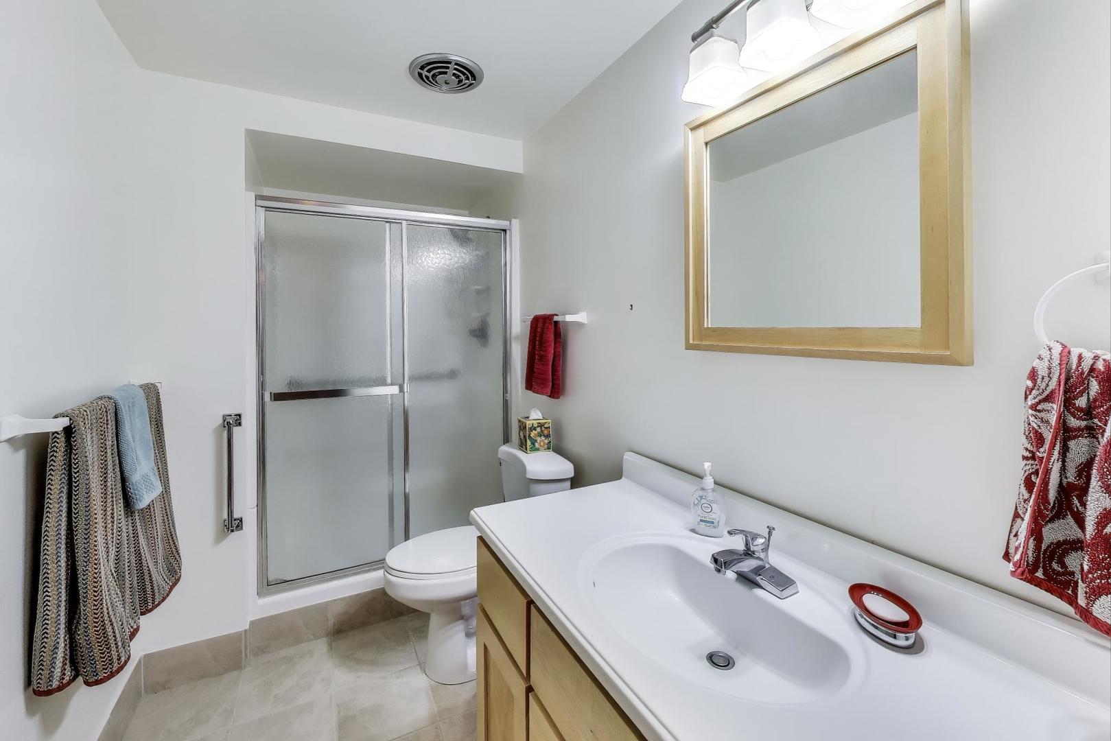 221 N KENILWORTH Avenue #105, Oak Park, IL 60302