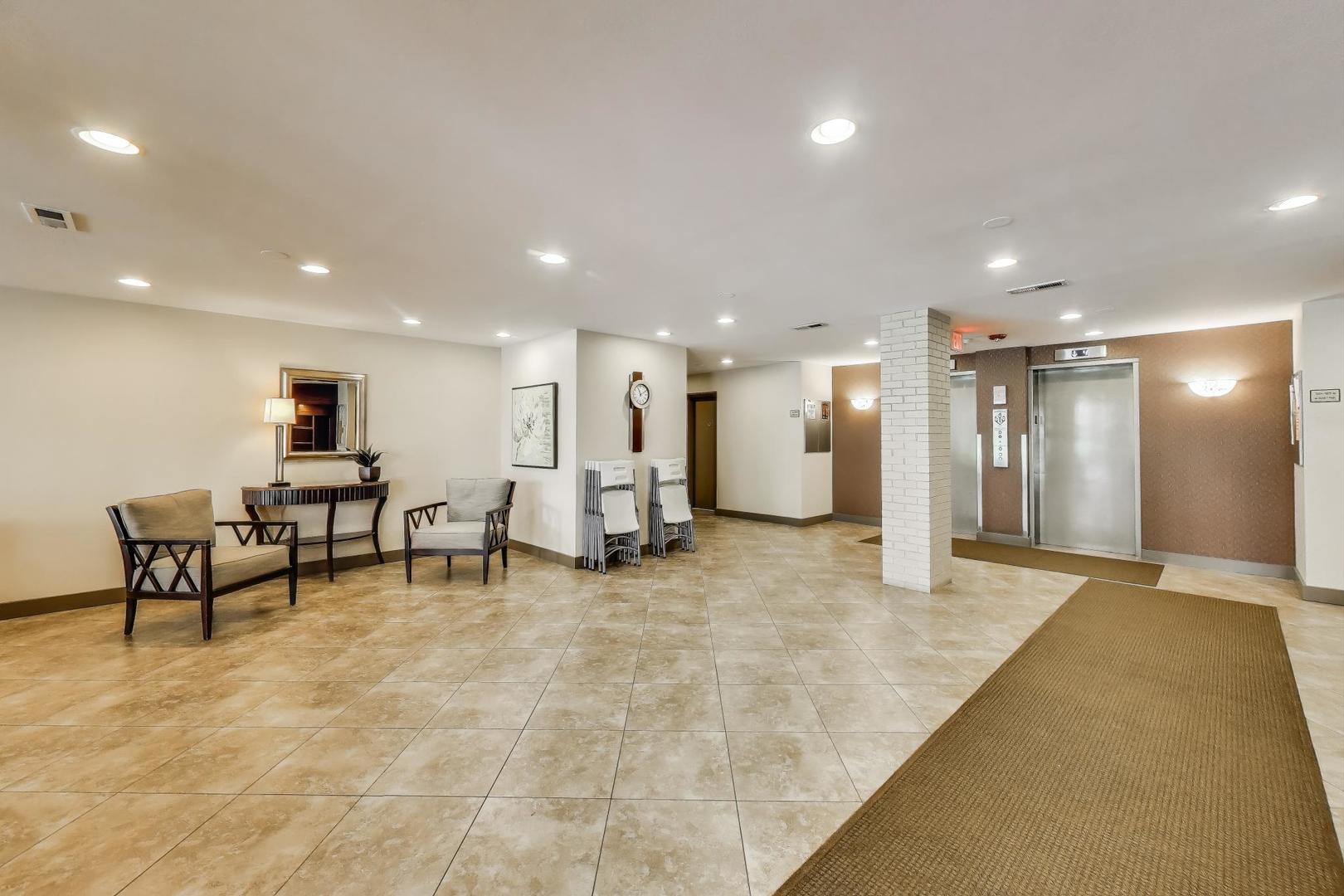 221 N KENILWORTH Avenue #105, Oak Park, IL 60302