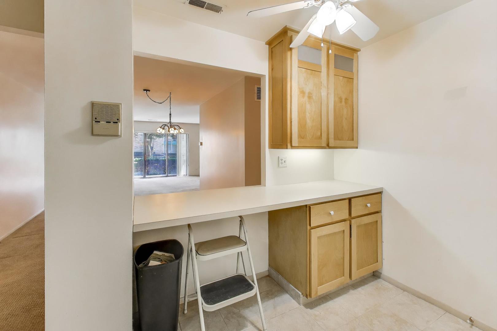 221 N KENILWORTH Avenue #105, Oak Park, IL 60302
