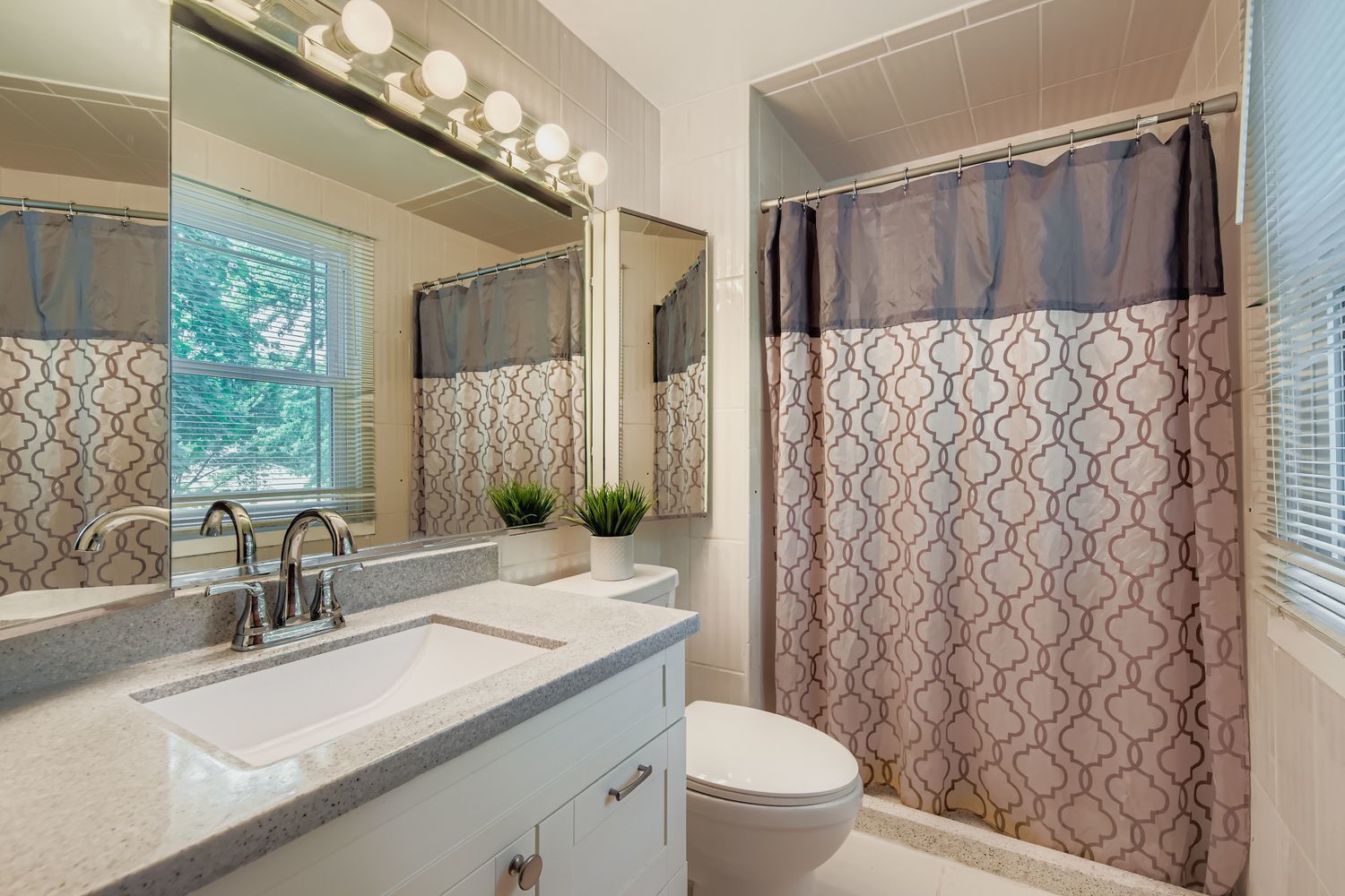 98 Stonegate Road, Buffalo Grove, IL 60089