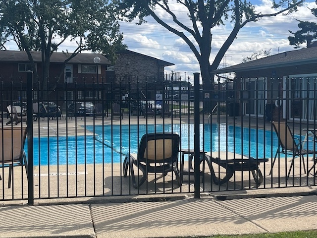 1910 W Hatherleigh Court #2A, Mount Prospect, IL 60056