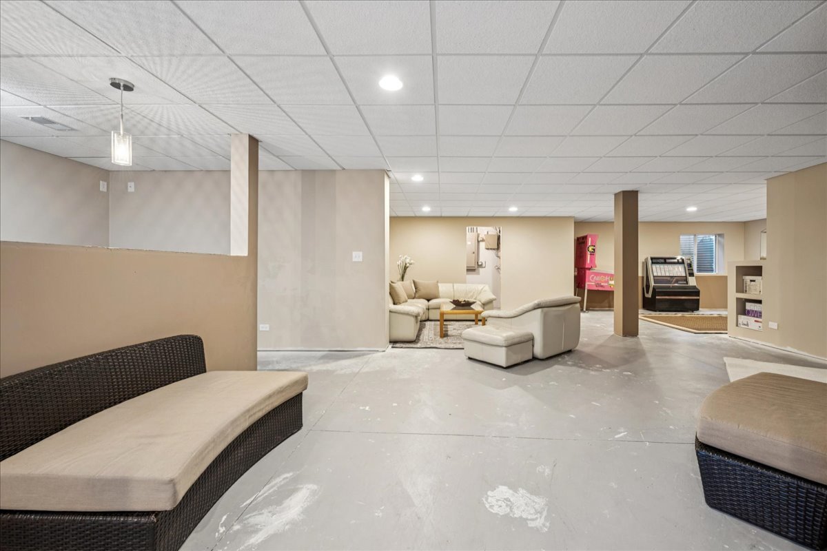 59 Tournament Drive, Hawthorn Woods, IL 60047