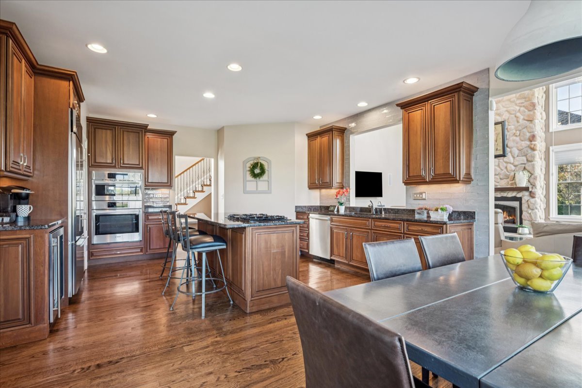 59 Tournament Drive, Hawthorn Woods, IL 60047