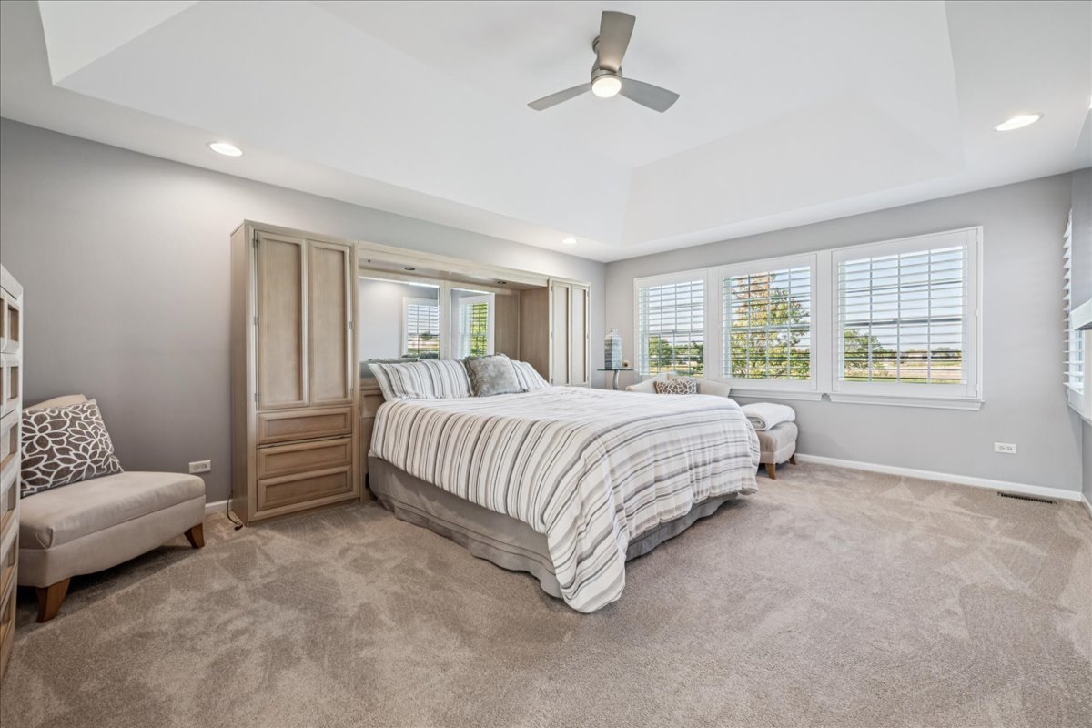 59 Tournament Drive, Hawthorn Woods, IL 60047