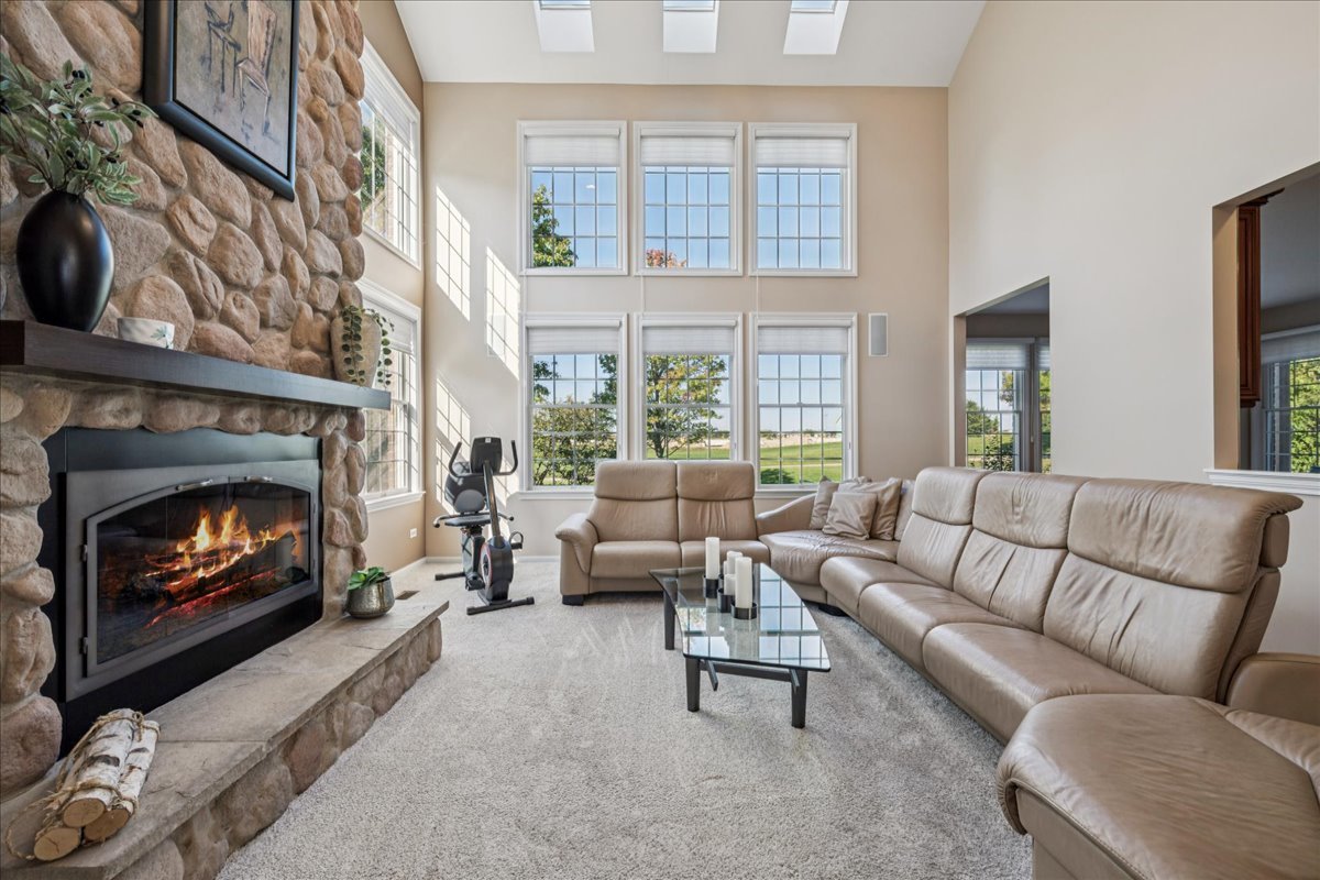 59 Tournament Drive, Hawthorn Woods, IL 60047