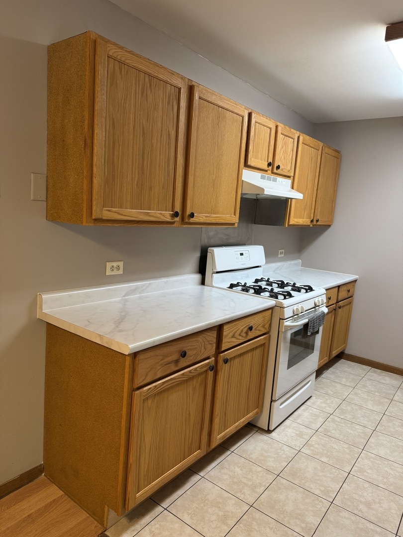21W581 W NORTH AVE. Avenue #7, Lombard, IL 60148