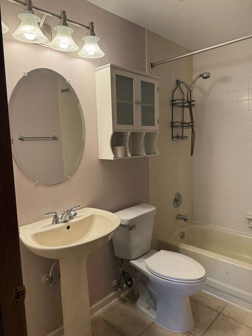 21W581 W NORTH AVE. Avenue #7, Lombard, IL 60148