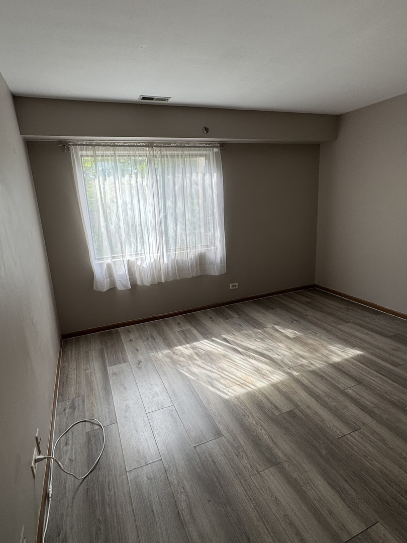 21W581 W NORTH AVE. Avenue #7, Lombard, IL 60148