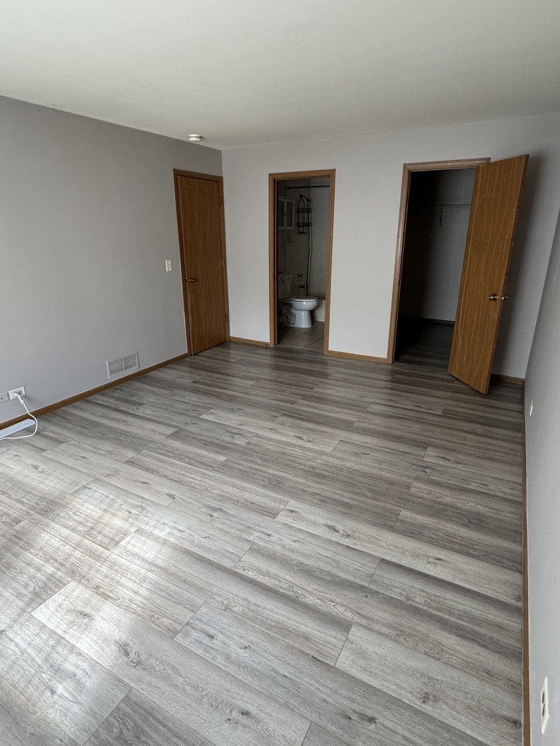 21W581 W NORTH AVE. Avenue #7, Lombard, IL 60148