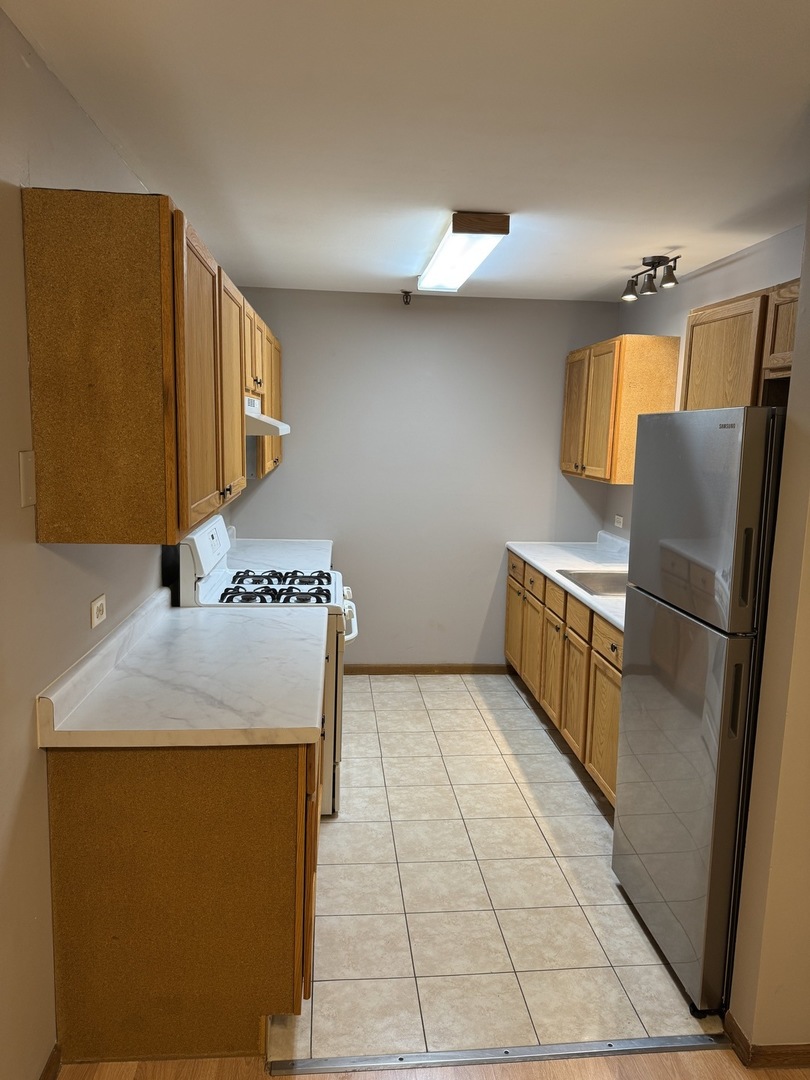 21W581 W NORTH AVE. Avenue #7, Lombard, IL 60148