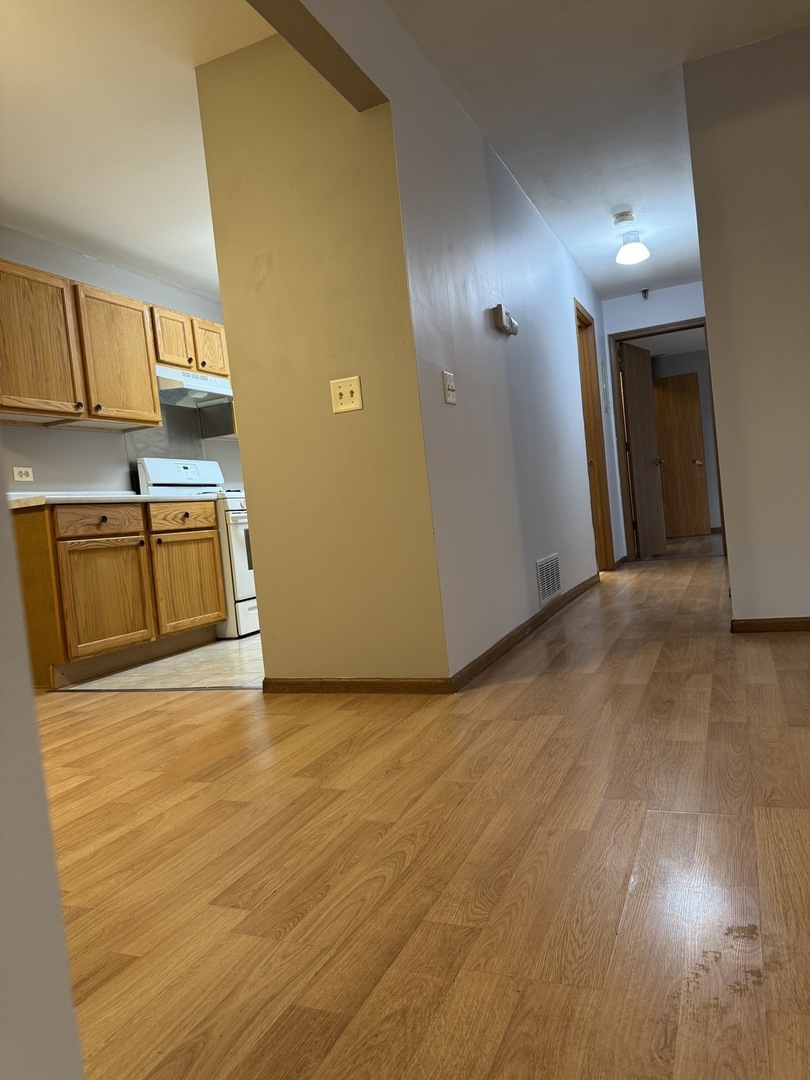 21W581 W NORTH AVE. Avenue #7, Lombard, IL 60148