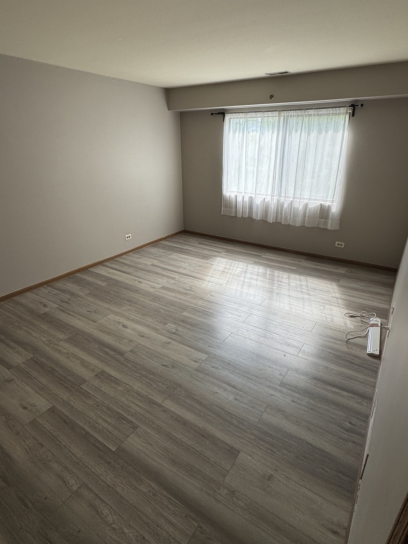 21W581 W NORTH AVE. Avenue #7, Lombard, IL 60148