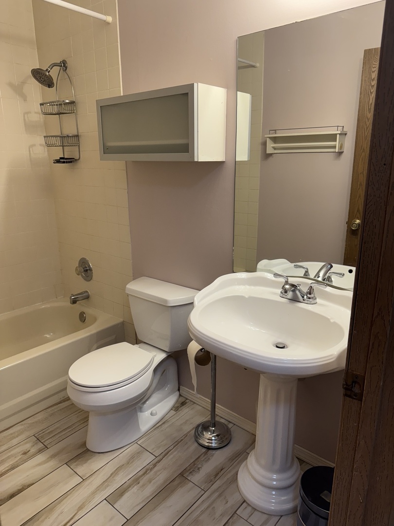 21W581 W NORTH AVE. Avenue #7, Lombard, IL 60148