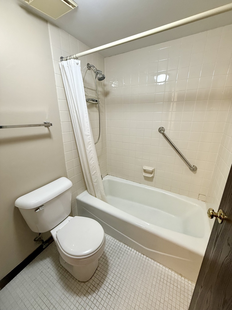 222 Stanhope Drive #B, Willowbrook, IL 60527