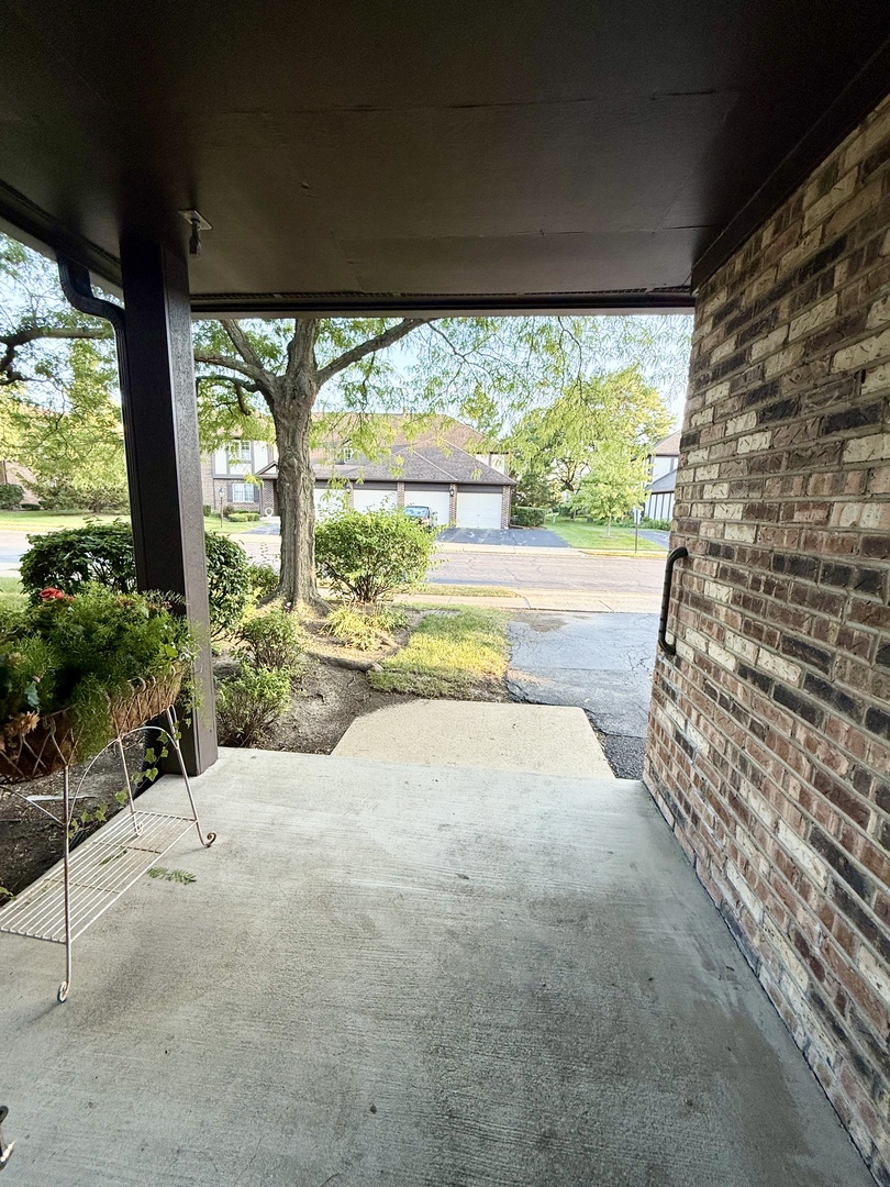 222 Stanhope Drive #B, Willowbrook, IL 60527