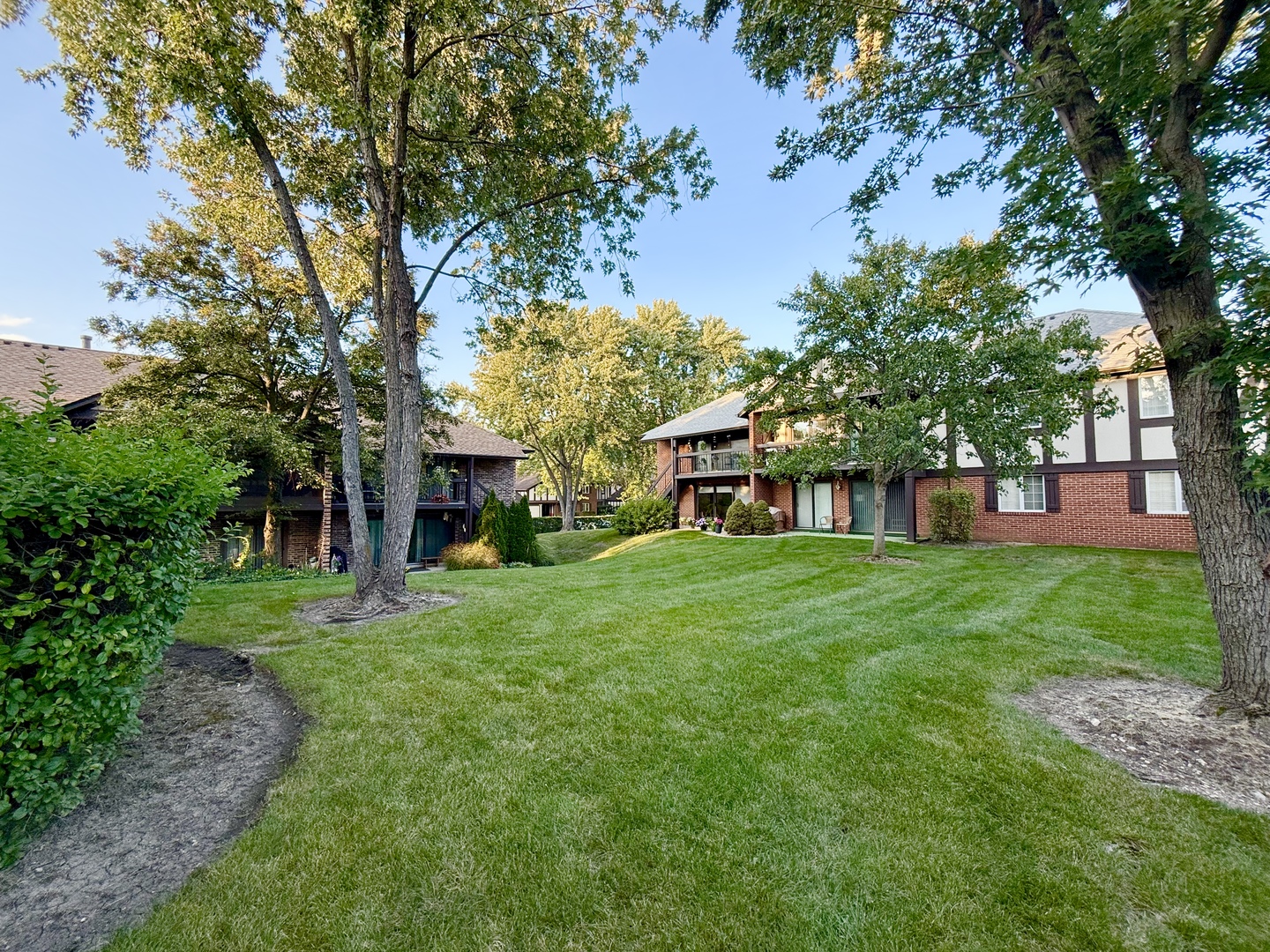 222 Stanhope Drive #B, Willowbrook, IL 60527