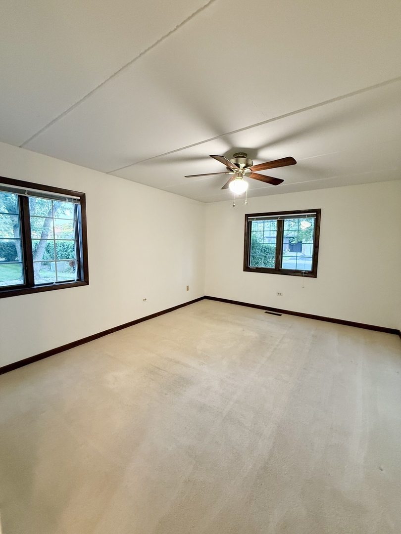 222 Stanhope Drive #B, Willowbrook, IL 60527