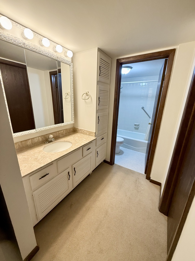 222 Stanhope Drive #B, Willowbrook, IL 60527