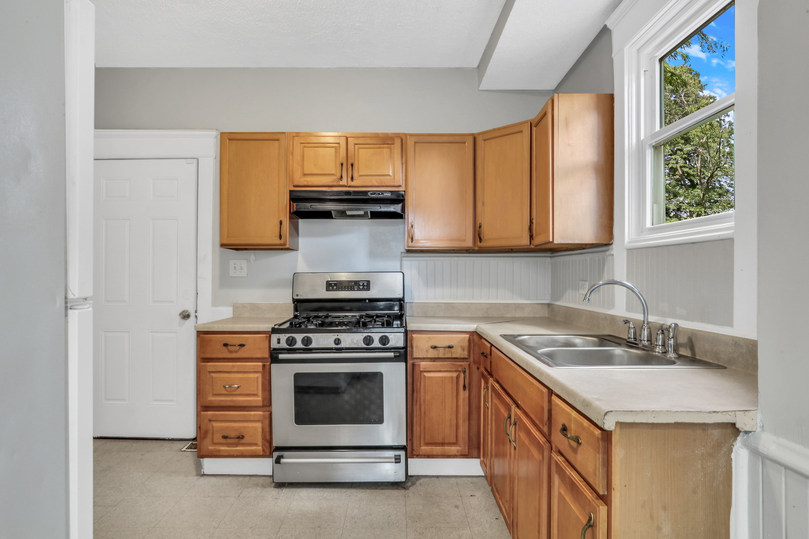 725 18th Street, North Chicago, IL 60064