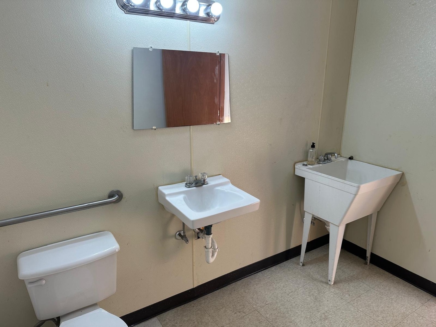 1511 Morrissey Drive, Bloomington, IL 61701