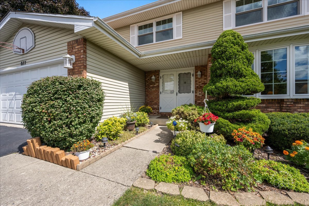 877 Malibu Court, Carol Stream, IL 60188