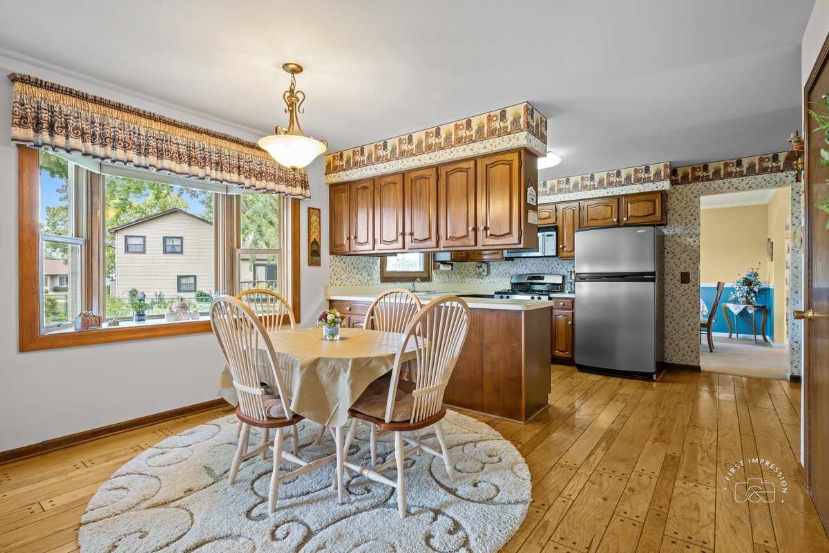 877 Malibu Court, Carol Stream, IL 60188