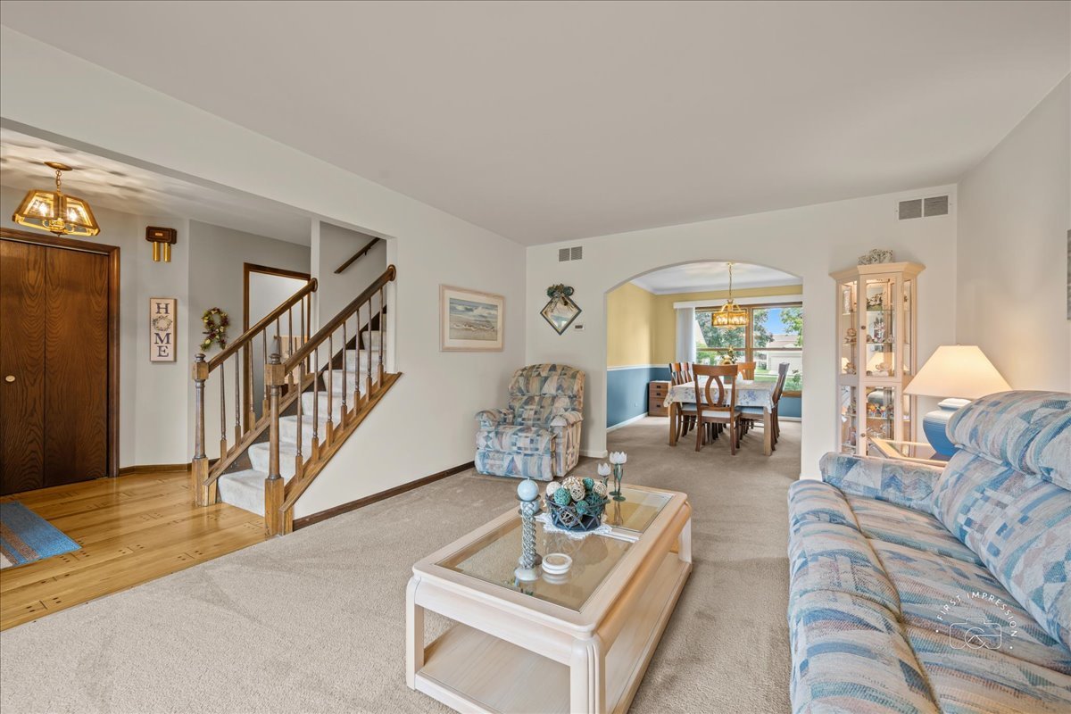 877 Malibu Court, Carol Stream, IL 60188