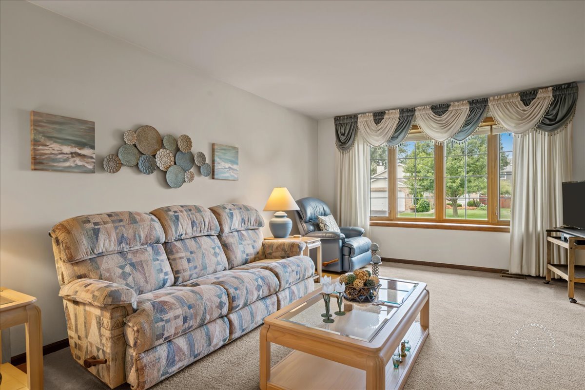 877 Malibu Court, Carol Stream, IL 60188