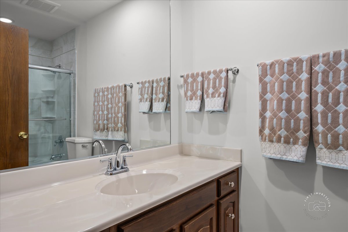 877 Malibu Court, Carol Stream, IL 60188