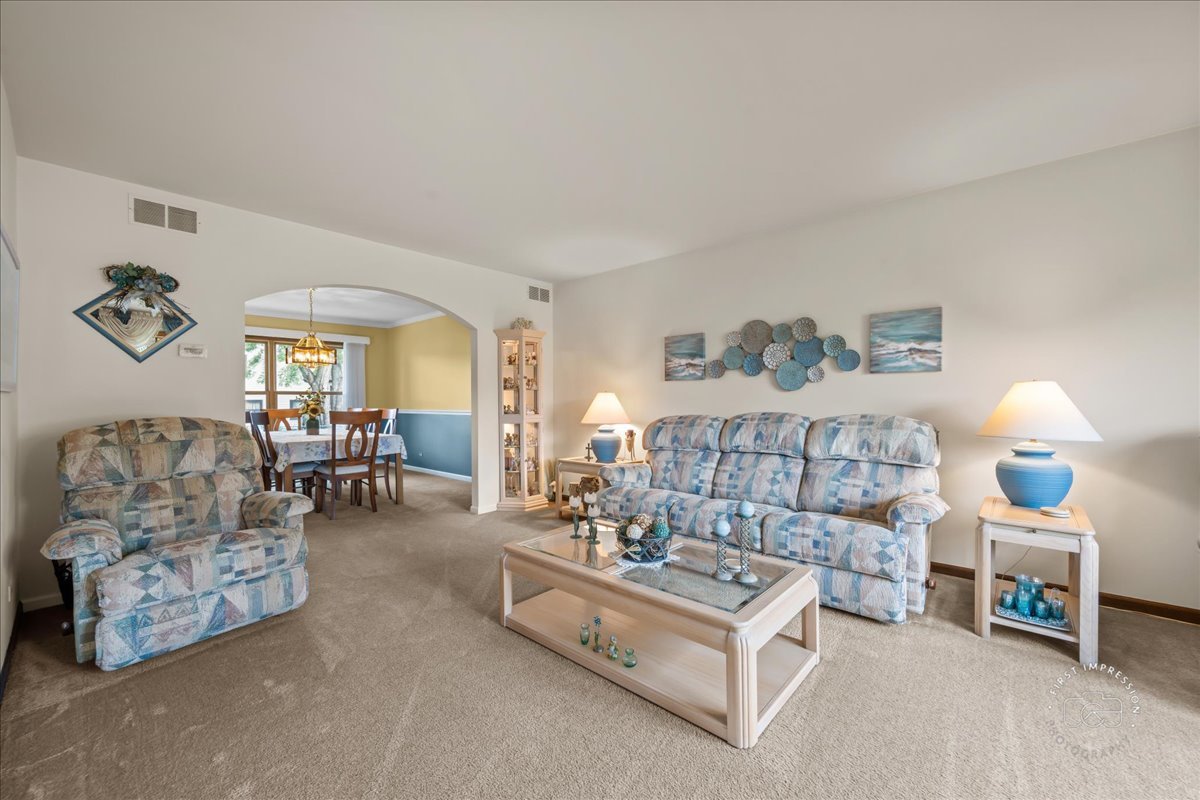 877 Malibu Court, Carol Stream, IL 60188