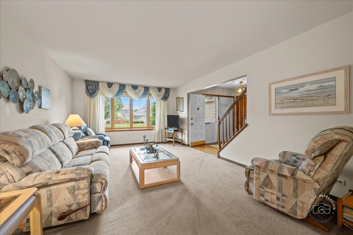 877 Malibu Court, Carol Stream, IL 60188