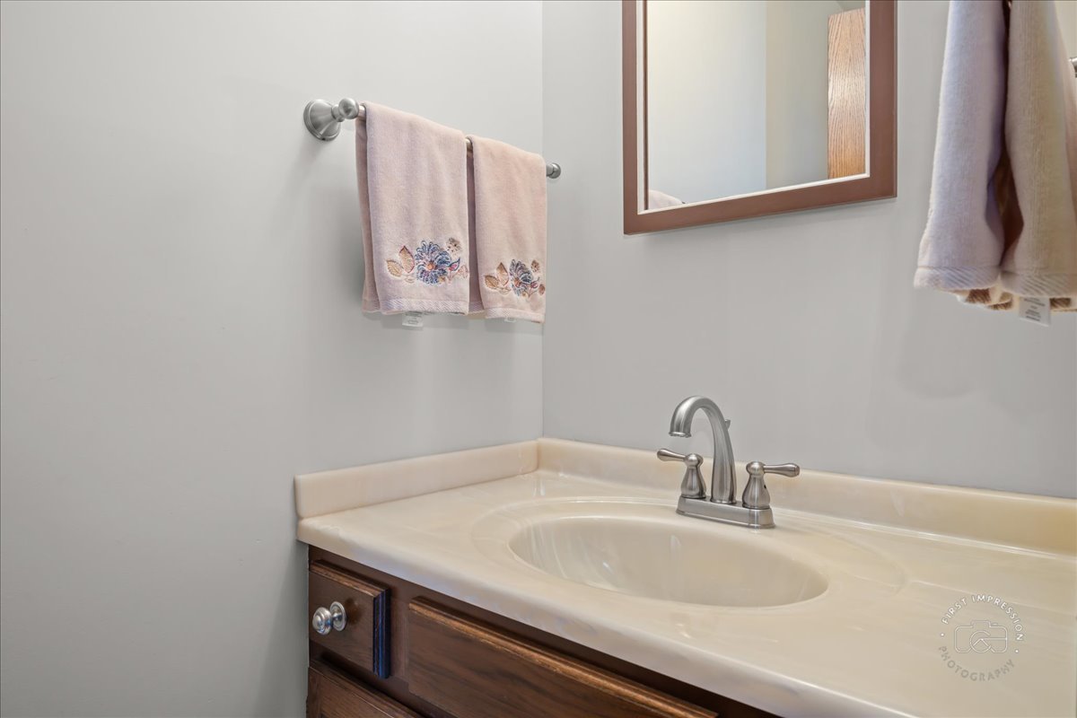 877 Malibu Court, Carol Stream, IL 60188