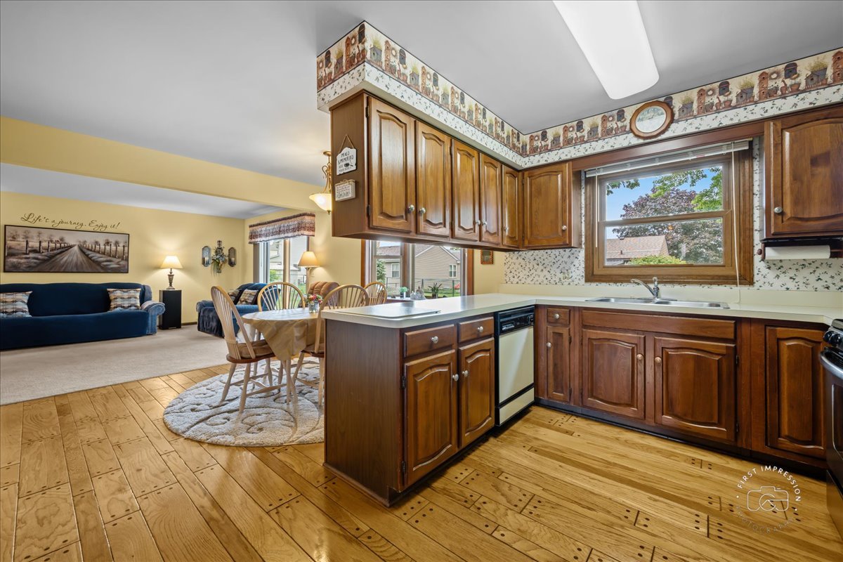 877 Malibu Court, Carol Stream, IL 60188