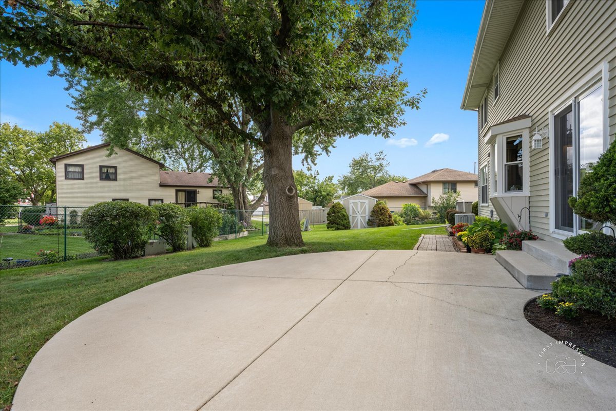 877 Malibu Court, Carol Stream, IL 60188