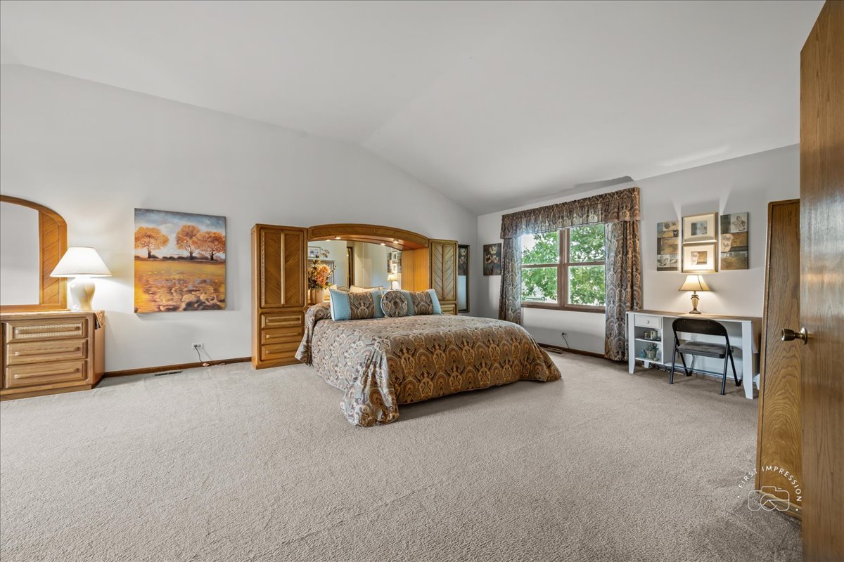 877 Malibu Court, Carol Stream, IL 60188