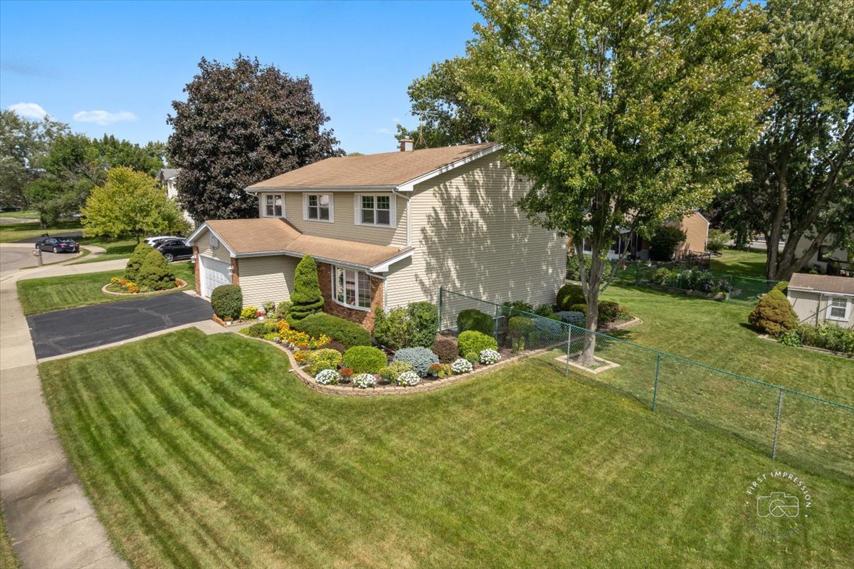 877 Malibu Court, Carol Stream, IL 60188