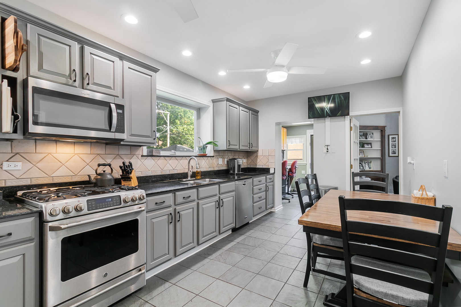 10337 S Hamilton Avenue, Chicago, IL 60643