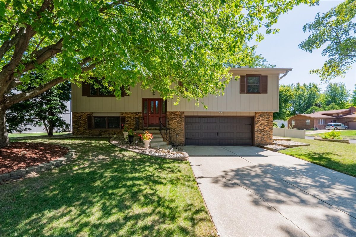 2901 Mockingbird Lane, Bloomington, IL 61704