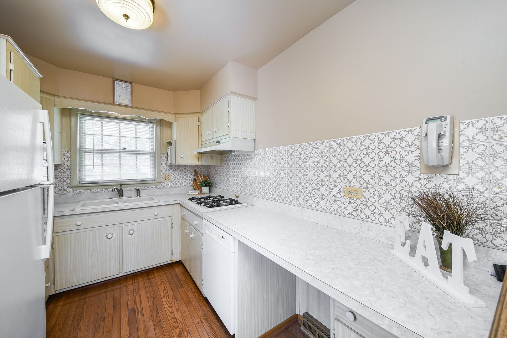 61 Grove Avenue, Glen Ellyn, IL 60137