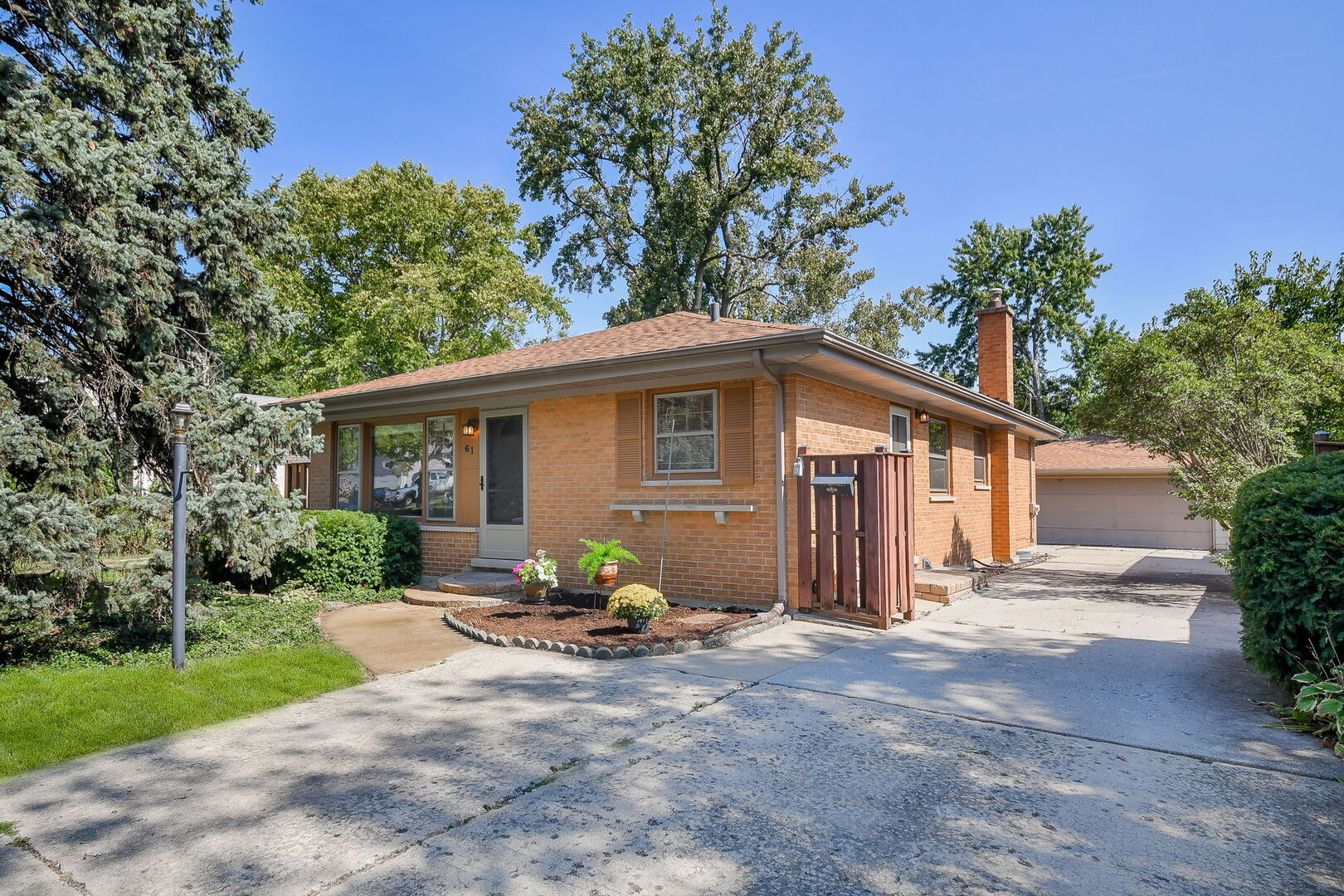 61 Grove Avenue, Glen Ellyn, IL 60137
