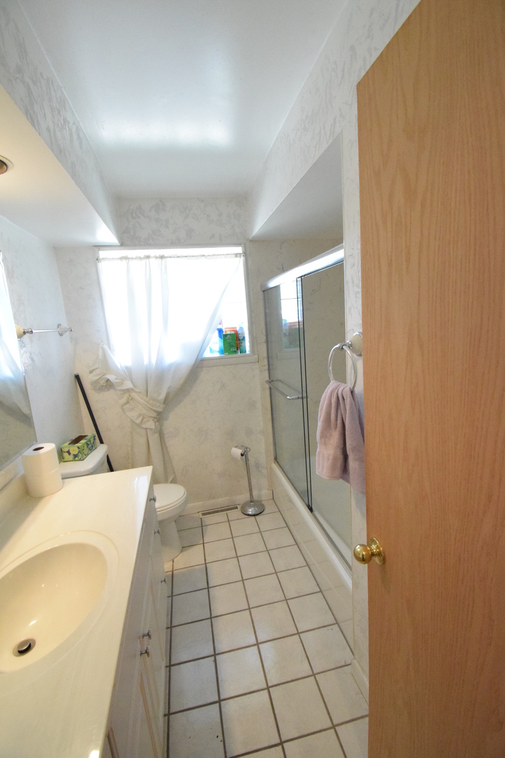1114 Hewitt Drive, Des Plaines, IL 60016