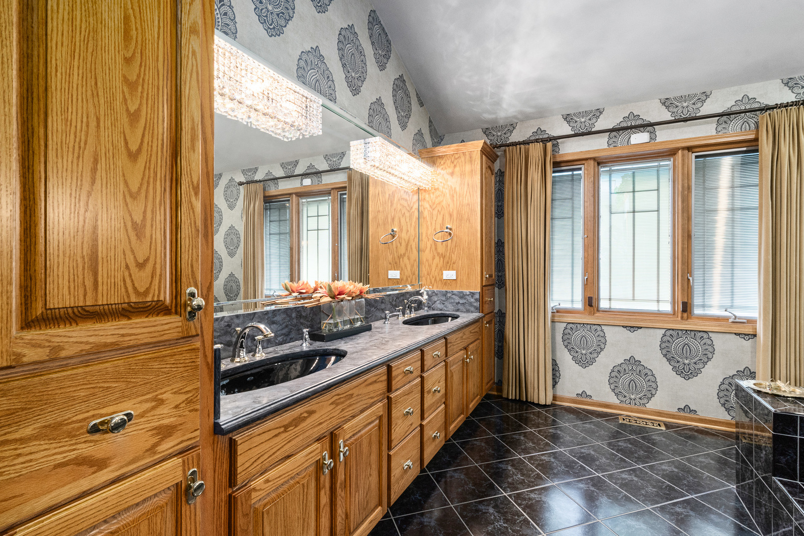 807 Hitchcock Avenue, Lisle, IL 60532